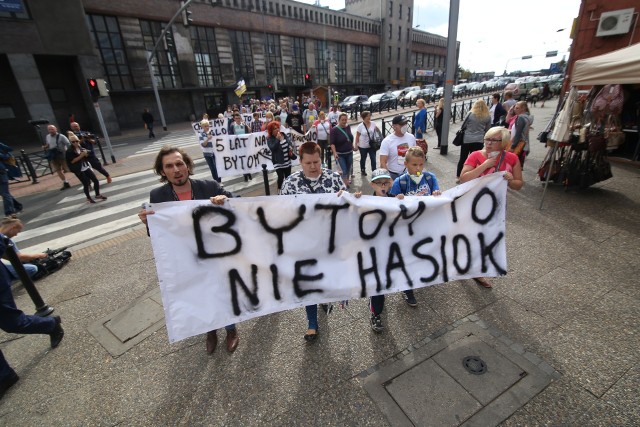 Mieszkańcy Bytomia protestują przeciw nielegalnym składowiskom toksycznych odpadów