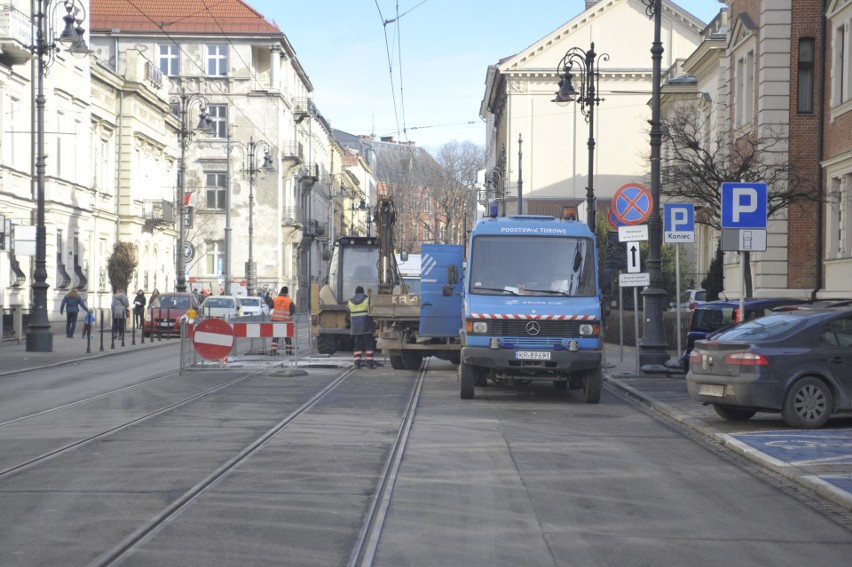 Prowadzone są prace naprawcze studni kanalizacyjnych na ul....