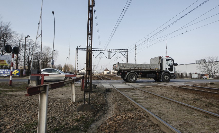 Koniec ze staniem pod ramą na przejeździe kolejowym w Łańcucie. Powstanie tu wiadukt lub tunel