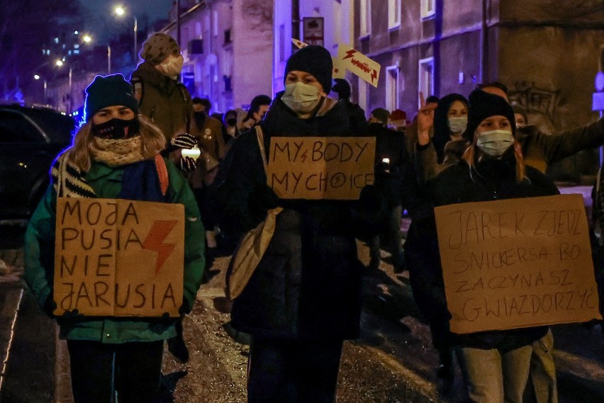 Protest w sprawie aborcji w Gdańsku 4.02.2021.„Pewnego czwartku polski Trybunał chciał przejąć moje ciało..”. Złożenie zniczy pod biurem PiS