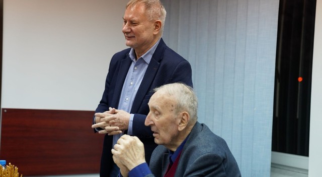 Byli redaktorzy naczelni "Tempa", a następnie prezesi MZPN - Ryszard Niemiec i Ryszard Kołtun podczas spotkania zespołu redakcyjnego dawnego dziennika sportowego 15 lutego 2023 roku