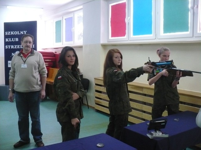 Licealiści z klasy mundurowej mieli dziś pierwsze zajęcia ze strzelania sportowego.