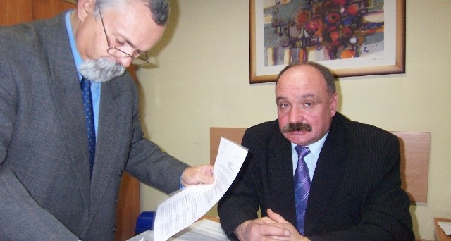 Zbigniew Żemajtis i Andrzej Andrusiak z wydziału kryzysowego wszystkie raporty o przygotowaniach do zimy mają na piśmie.