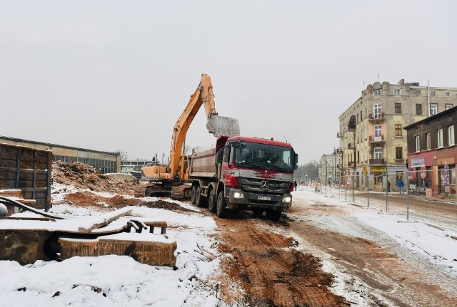 Trwają prace przy przebudowie ulicy Dąbrowskiego. Prowadzona jest również rozbiórka kamienicy przy Dąbrowskiego 25.