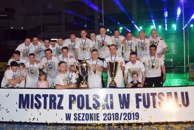 Piłkarze Rekordu Bielsko-Biała po raz trzeci z rzędu, a czwarty w historii zostali mistrzem Polski w futsalu.