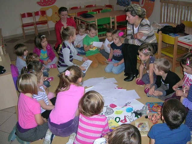 Dzieci z iłżeckiego przedszkola słuchały opowieści o Kubusiu Puchatku.