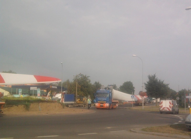 Transport łopat do elektrowni wiatrowej w Orli (zdjęcia)