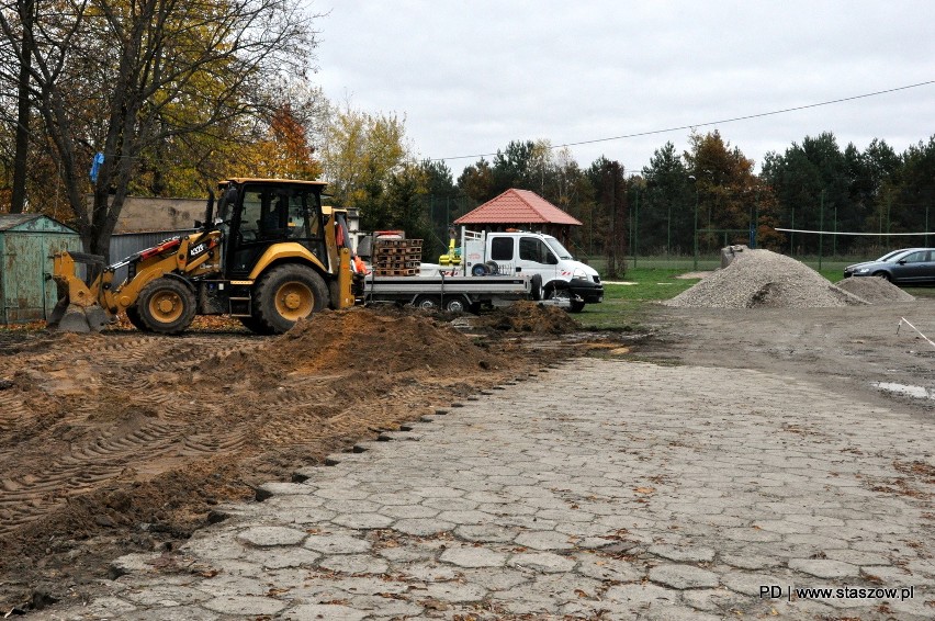 Trwają prace budowlane przy szkole w Mostkach. Co będzie zrobione? (ZDJĘCIA)