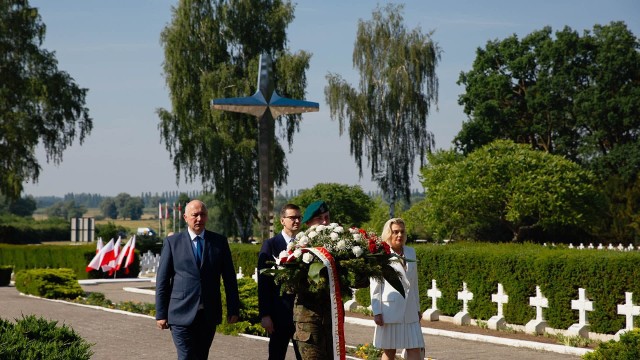 We wsi Siekierki Mateusz Morawiecki złożył kwiaty na cmentarzu wojennym żołnierzy 1. Armii Wojska Polskiego