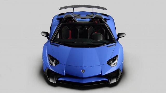 Lamborghini Aventador SV Roadster / Fot. LamborghiniKiedy zwykłe Lamborghini to zbyt mało, można wybrać fabrycznie podrasowaną wersję SuperVeloce. W takim wydaniu Aventador Roadster oferuje 750 KM i prędkość maksymalną na poziomie 350 km/h. Sprint od 0 do 100 km/h trwa jedynie 2,9 sekundy. Po 8,8 s od startu Avendator LP 750-4 SuperVeloce Roadster może przekroczyć 200 km/h.