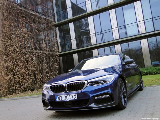 BMW 530e iPerformanceHybrydowe BMW napędzane jest przez duet składający się z dwulitrowego silnika benzynowego o mocy 184 KM i momencie 320 Nm oraz silnika elektrycznego generującego moc 95 KMi moment 250 Nm. Sumaryczna moc wynosi 252 KM, natomiast moment aż 450 Nm. Fot. Dariusz Wołoszka – Info-Ekspert