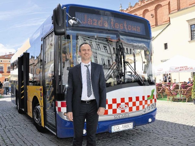 Jerzy Wiatr, prezes tarnowskiego MPK, jest zadowolony po pierwszym dniu testów nowego autobusu. Jego zdaniem, pojazd poradzi sobie w wąskich uliczkach na nowej linii komunikacyjnej