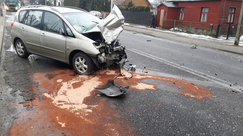 Wypadek na DK 19 w Sokółce. Trzy osoby trafiły do szpitala.