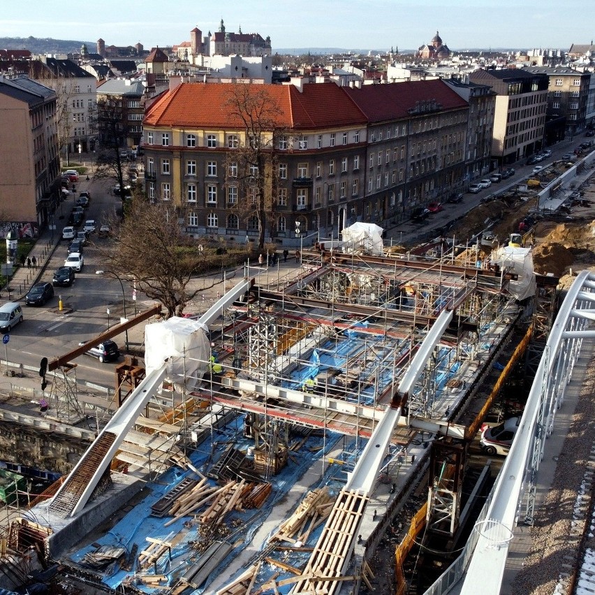 Ukończenie wielkiej inwestycji w centrum Krakowa coraz bliżej. Za 1,2 miliarda zł powstały nowe tory, mosty, estakady i stacje ZDJĘCIA