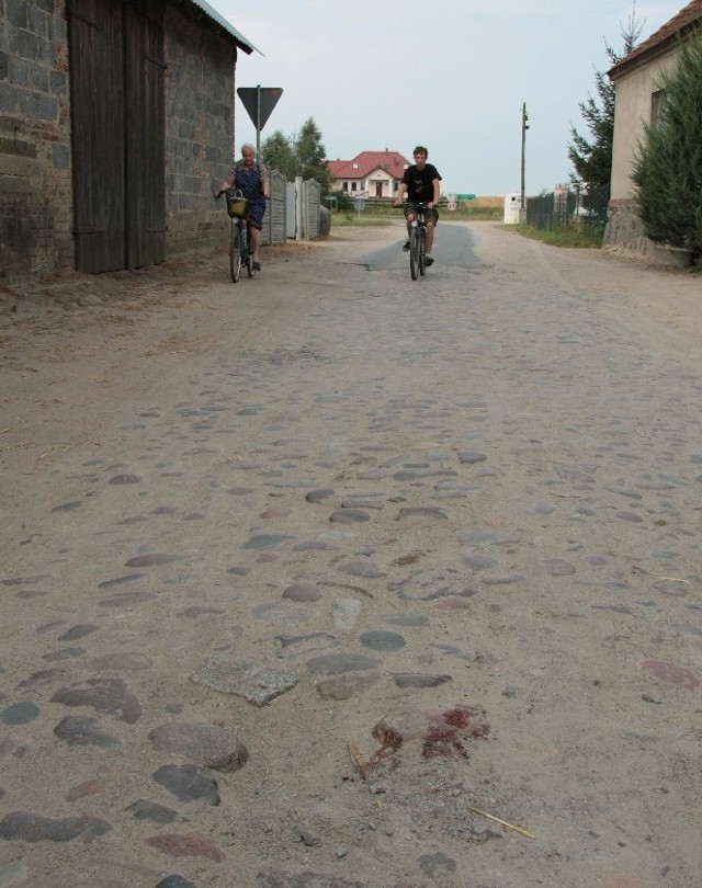 W tym miejscu pod koniec sierpnia doszło do groźnego wypadku. Rowerzysta z Międzyrzecza wpadł w dziurę i wylądował w szpitalu.