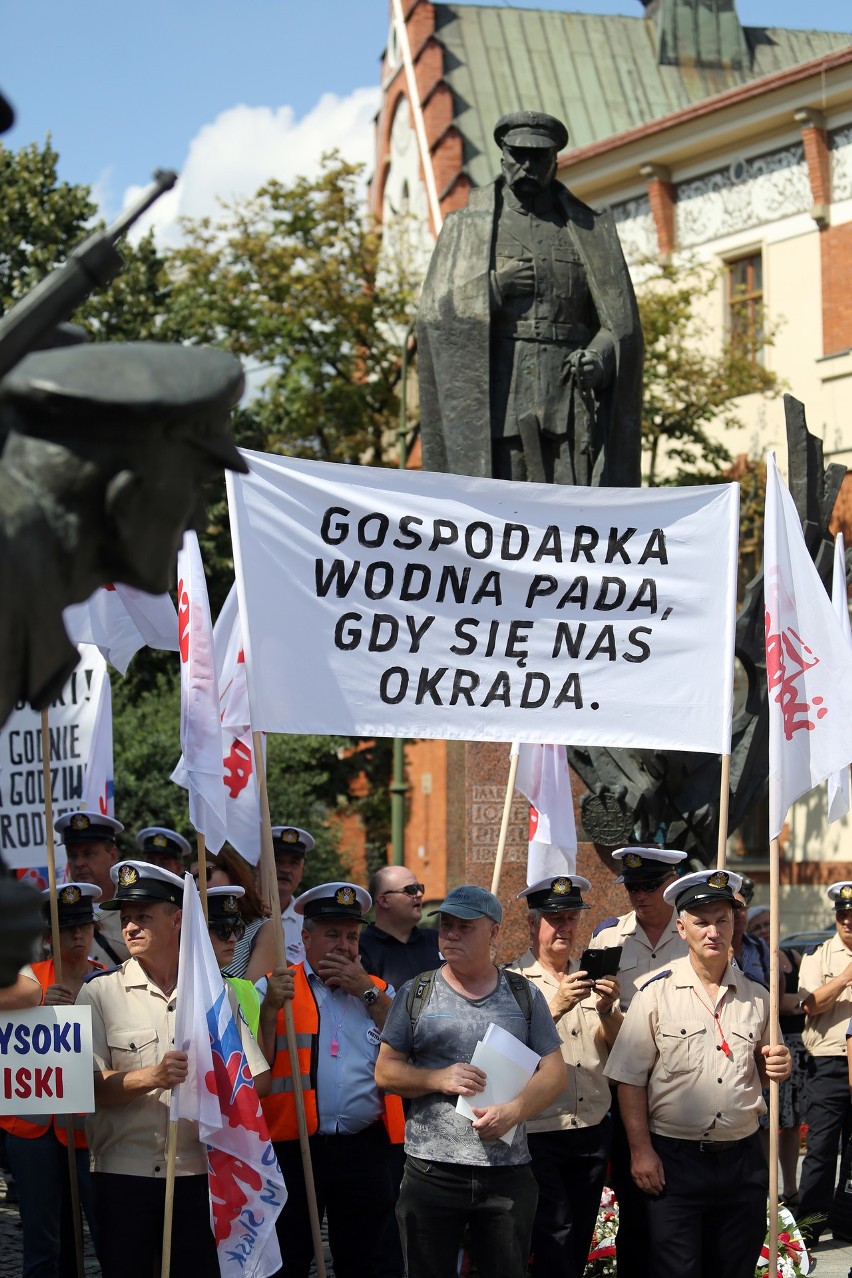 Kraków. Protest pracowników Wód Polskich. Domagają się obiecanych przez rząd podwyżek