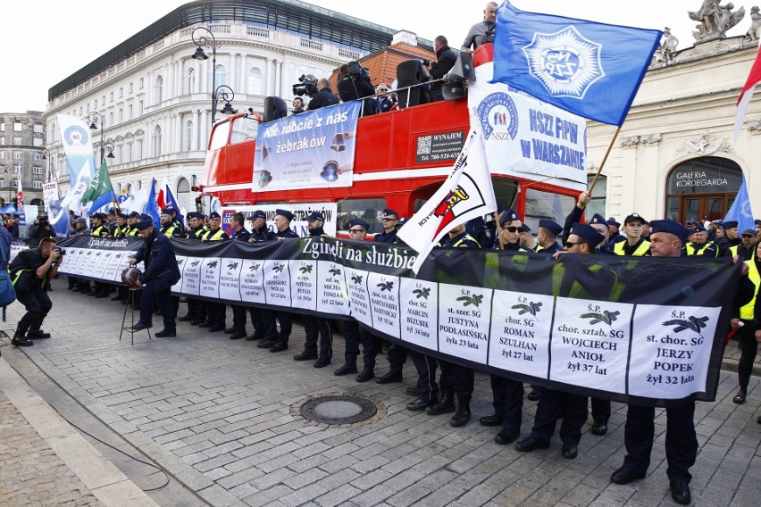 Protest policjantów w Warszawie. Mundurowi domagają się...