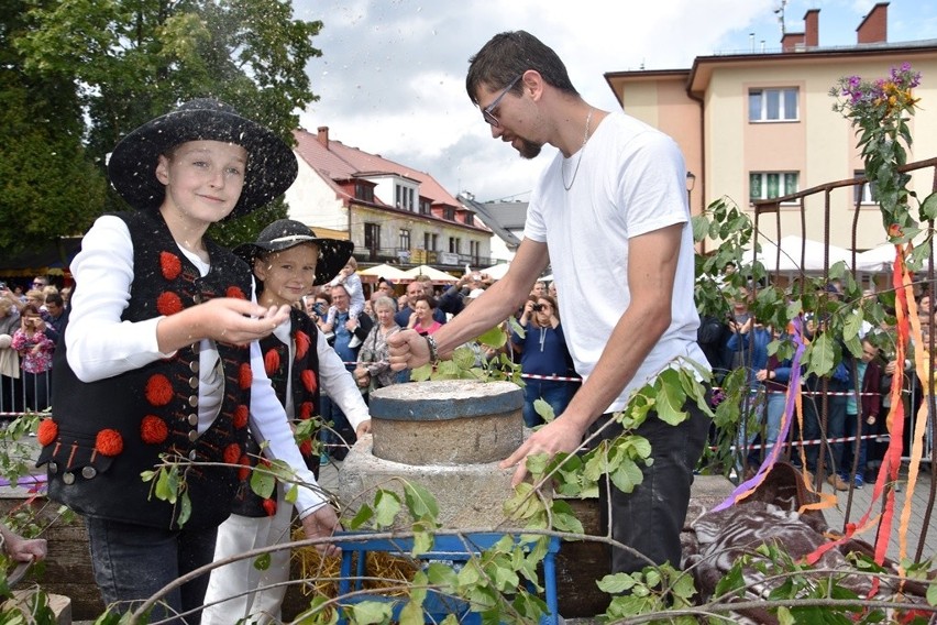 Korowód wyruszył z ul. 1 Maja i przeszedł do wiślańskiego...