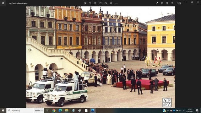 12.06.1999 r. Papież Jan Paweł II w Rynku Wielkim w Zamościu. Fotografię przekazał APZ jej autor: Krzysztof Serafin