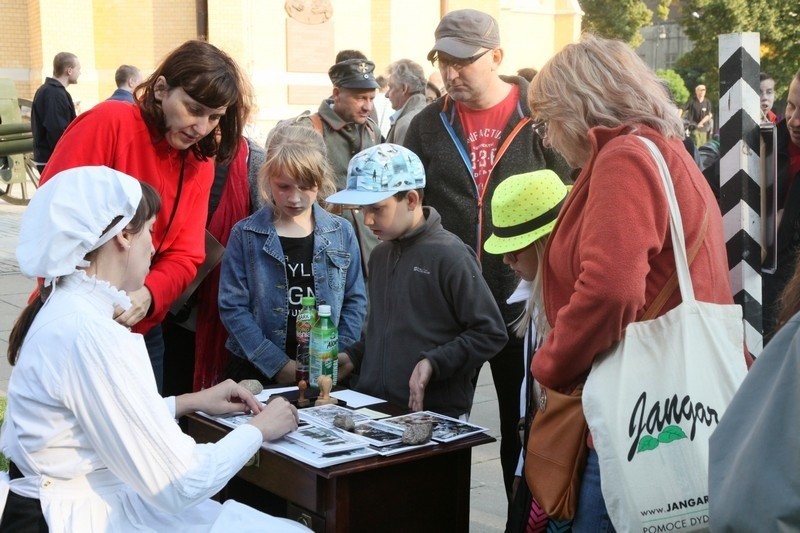 Piknik historyczny przed łódzką katedrą [zdjęcia]