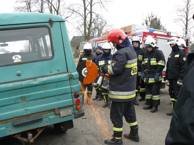 Ratownicy z Ochotniczej Straży Pożarnej szkolili się z zakresu użycia sprzętu ratowniczego, wykorzystywanego przy wypadkach drogowych.