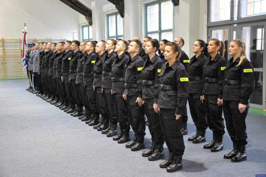 Ślubowanie nowych policjantów. Nowi mundurowi w Gołdapi, Giżycku, Olecku (zdjęcia)