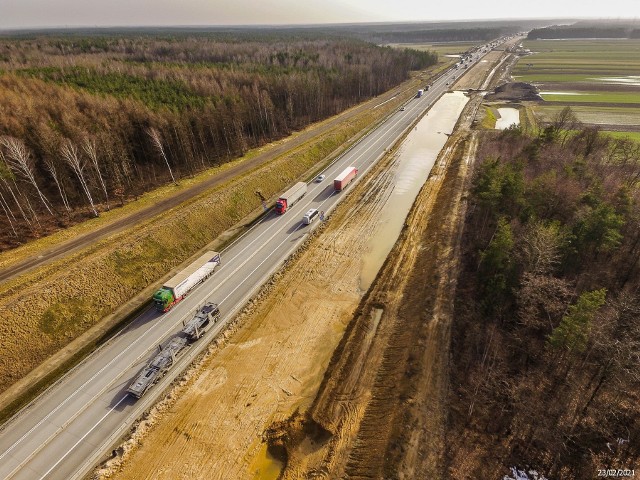 W budowie jest obecnie 81-km nowej autostrady A1. Na zdjęciach wykonanych w lutym tego roku widać odcinek D (od granicy woj. łódzkiego ze śląskim) oraz część A1 między Radomskiem i Kamieńskiem.Zobacz kolejne zdjęcia. Przesuwaj zdjęcia w prawo - naciśnij strzałkę lub przycisk NASTĘPNE 