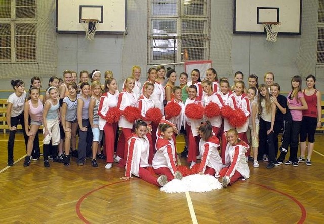 Slupskie cheerleaderki bedą dopingowac polskich pilkarzy w sobotnim meczu z Belgią w Chorzowie. Zdjecia z ich ostatnich przygotowan.