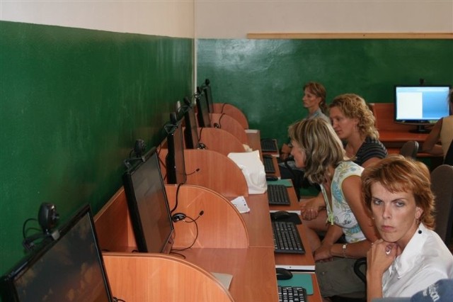 Jeszcze przed oficjalnym otwarciem wioski internetowej uczono tu obsługi komputera uczestniczki gminnego programu "Aktywne Wąsewo&#8221;.