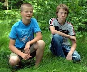 Konrad (z lewej) i Andrzej w miejscu, gdzie znaleźli zaginionego sąsiada.