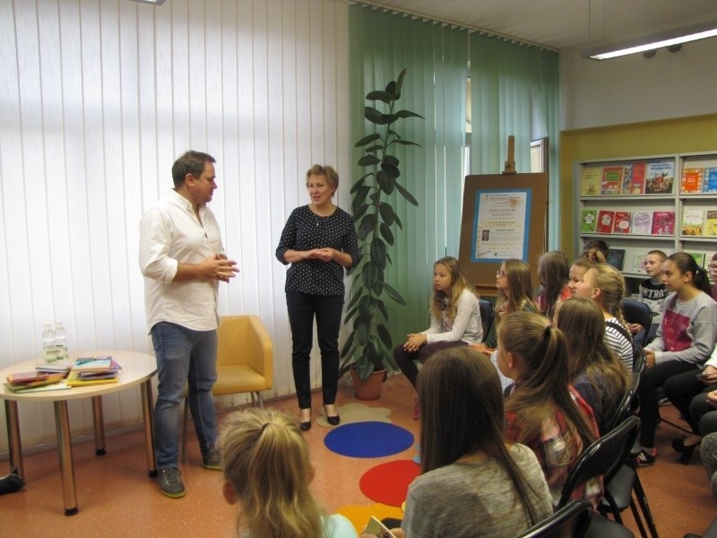 Grzegorz Kasdepke po raz drugi spotkał się z młodymi czytelnikami w Połańcu