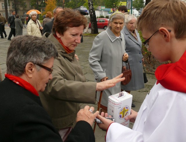 Zbiórka pieniędzy przed kościołem Trójcy Przenajświętszej w Stalowej Woli.