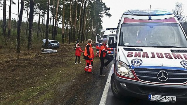 Do wypadku doszło w niedzielę, 21 lutego na „Trasie śmierci” z Zielonej Góry do Nowogrodu Bobrzańskiego. Mercedes wypadł z drogi i dachował. Ranna kobieta w ciąży i dziecko zostali przewiezieni do szpital w Zielonej Górze.Do wypadku doszło na drodze koło baru „Anja”. To odcinek kilku dość ostrych zakrętów, z których powodu obowiązuje tam ograniczenie prędkości do 70 km/h. Kierowca mercedesa najwidoczniej zapomniał o zachowaniu szczególnej ostrożności i na jednym z łuków jego auto wypadło z drogi i dachowało. Na miejsce przyjechało pogotowie ratunkowe. Ranna kobieta w ciąży i małe dziecko zostali przewiezieni do szpitala w Zielonej Górze. Kierującemu nic się nie stało.Na miejsce zdarzenia dotarła również zaalarmowana zielonogórska drogówka. Mercedesem zajęła się pomoc drogowa, która wyciągnęła auto z pobocza.