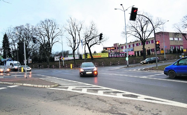 U zbiegu ulic Bema, Spokojnej, Różanej i Bogusława IV ruchem steruje sygnalizacja. Nie zawsze jeździ się tam płynnie. Powstanie ronda ma sprawić, że poprawi się płynność ruchu na skrzyżowaniu