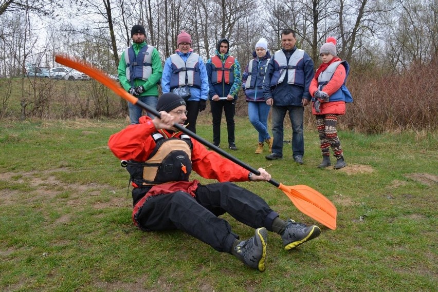 Nie straszny im śnieg i niska temperatura. Kajakarze spłynęli Lubrzanką