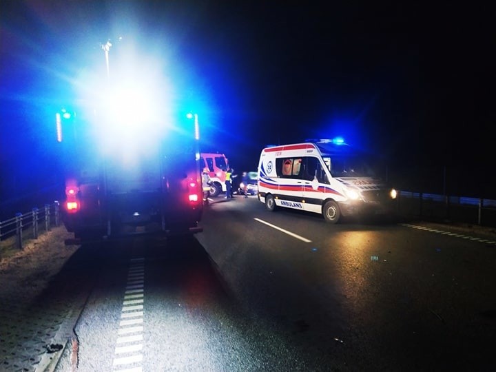 Janówka. Wypadek na DK8. Czołowe zderzenie volkswagena z ciężarówką. Dwie osoby ranne, droga była zablokowana [ZDJĘCIA]