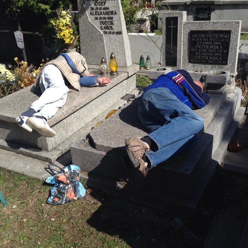 Dwóch pijanych panów spało sobie na grobach