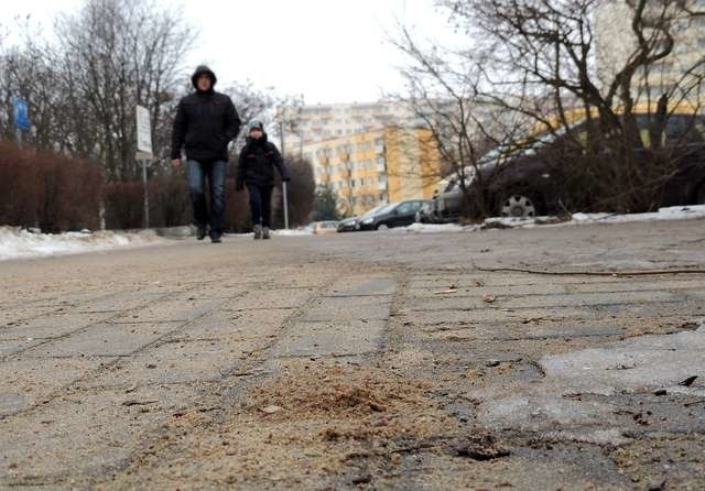 Kompleksowe usuwanie piasku z toruńskich ulic i chodników MPO planuje dopiero po całkowitym ustąpieniu zimy