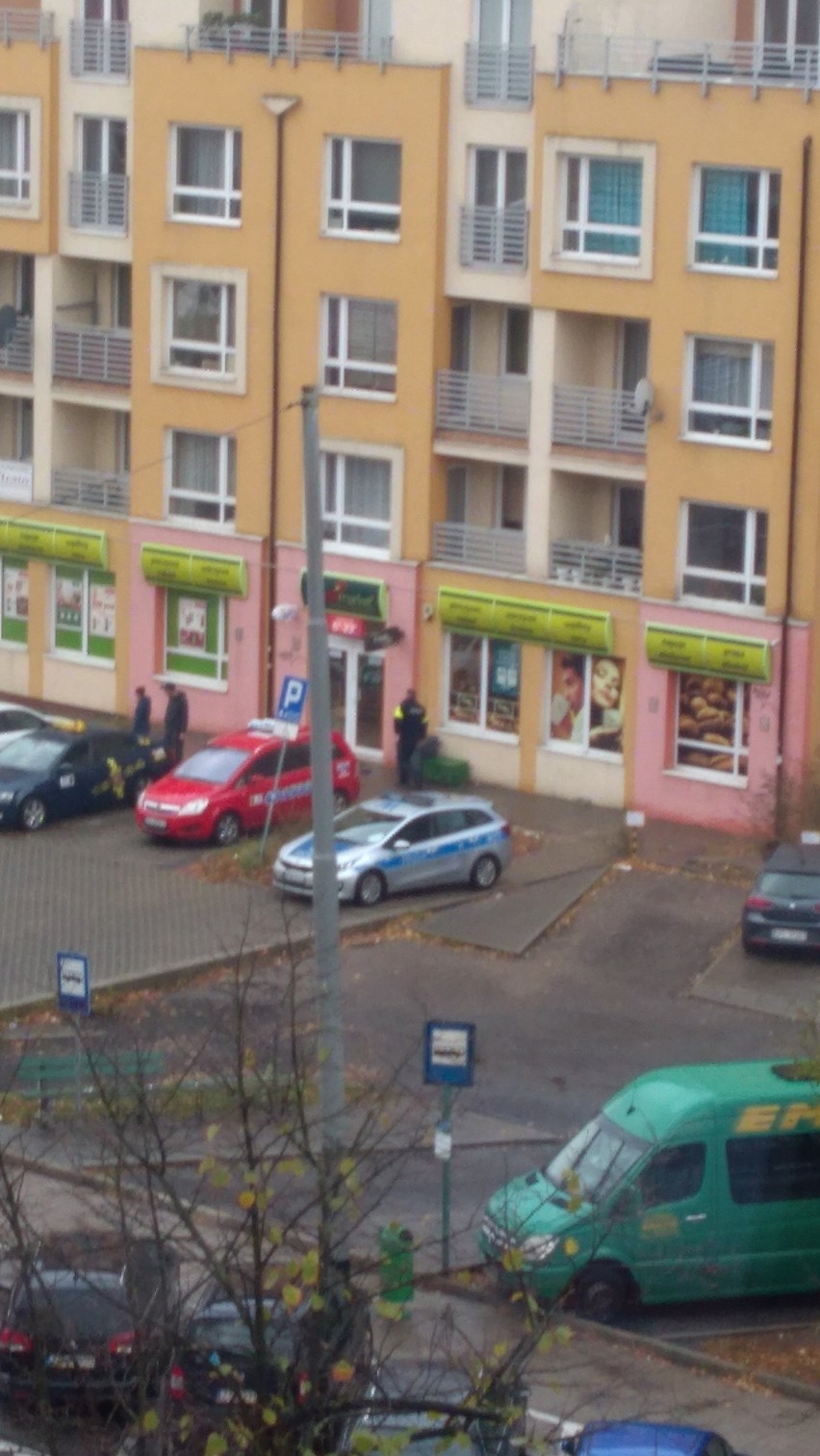 Radiowóz źle zaparkował? Policja: To parking jest nieprawidłowo oznakowany