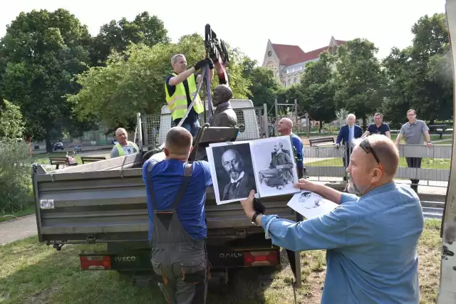 Prof. Marian Molenda, autor rzeźby wzorował się na fotografiach Michała Doliwo Dobrowolskiego z XIX wieku