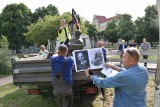Pierwszy na świecie pomnik Michała Doliwo-Dobrowolskiego stanął w Szczecinie. WIDEO z montażu rzeźby 