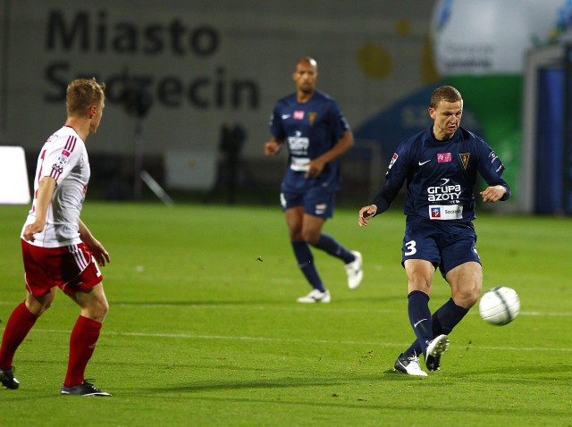 Maciej Dąbrowski (z prawej) został wypożyczony do Zagłębia Lubin.