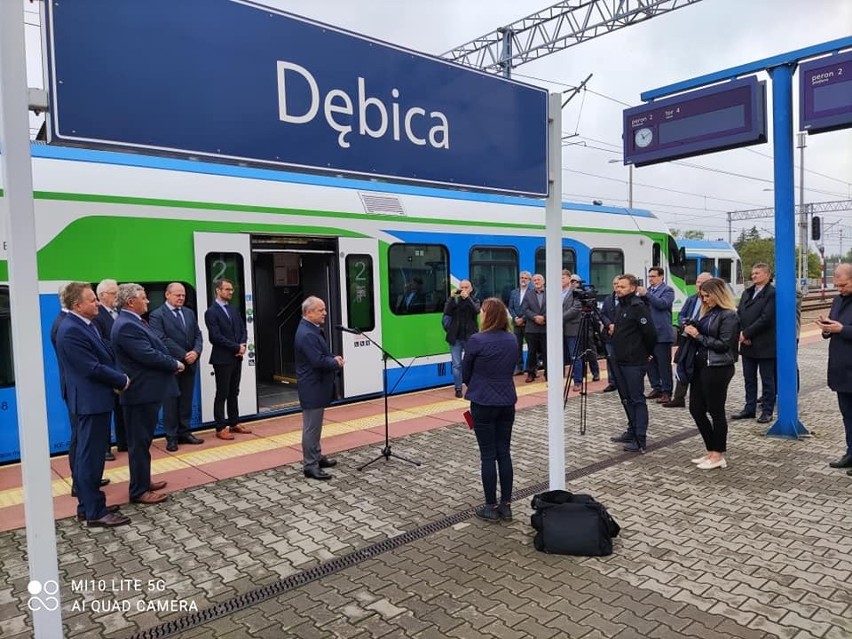 Pierwszy pociąg wyjechał dziś na trasę z Dębicy do Mielca. Szynobus zabrał pasażerów w drogę nowym traktem kolejowym [FOTO]