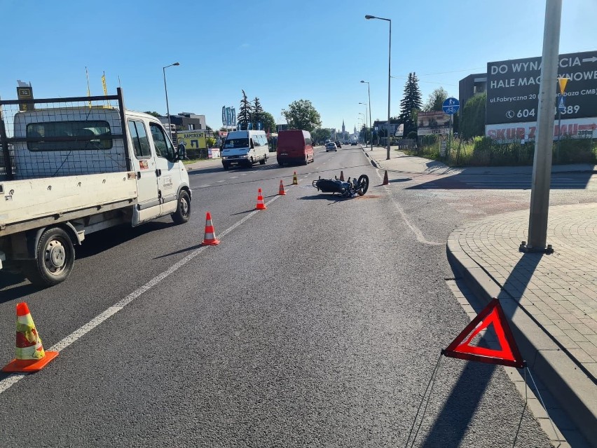 Wypadek w Tarnowie. Zderzenie samochodu z motocyklistą na skrzyżowaniu ulic Krakowska - Fabryczna. Jedna osoba ranna