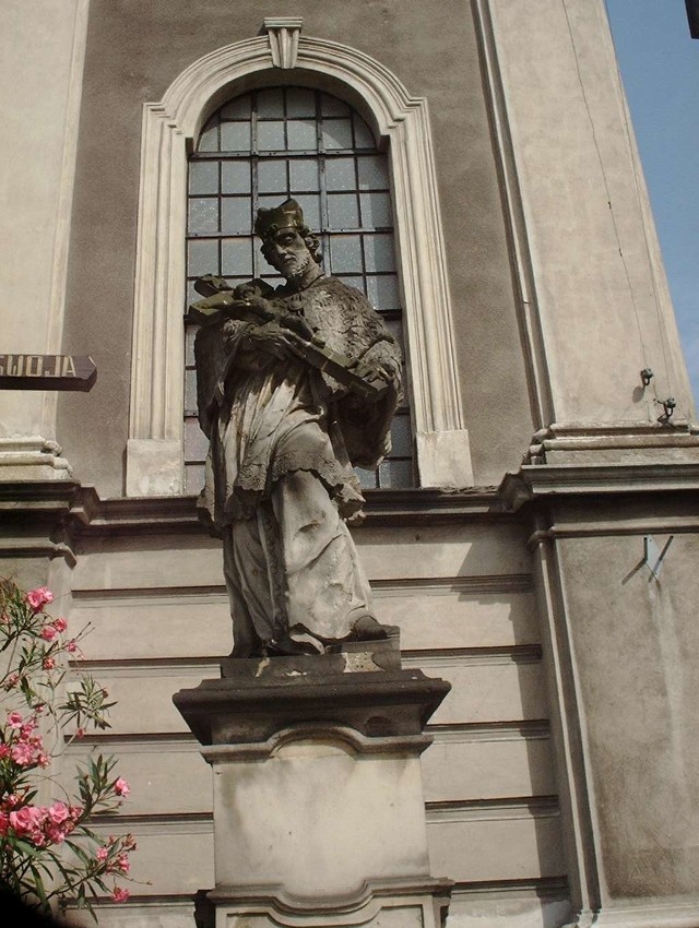 Jedna z figur św. Nepomucena strzeże kościoła św. Krzyża w Brzegu.