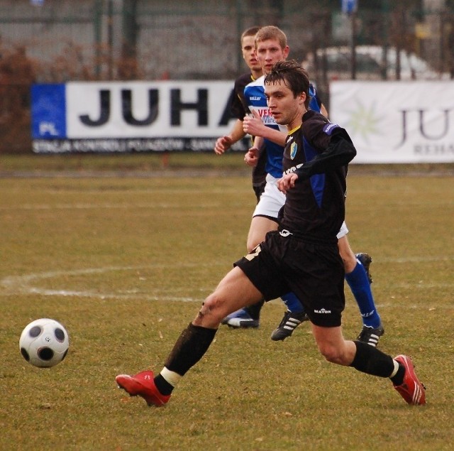 Pilkarze Stali Dom-Elbo Sanok (na czarno) nie dali mniej doświadczonym rywalom najmniejszych szans. Sanoczanie pokonali Sokól Nisko 5-0.