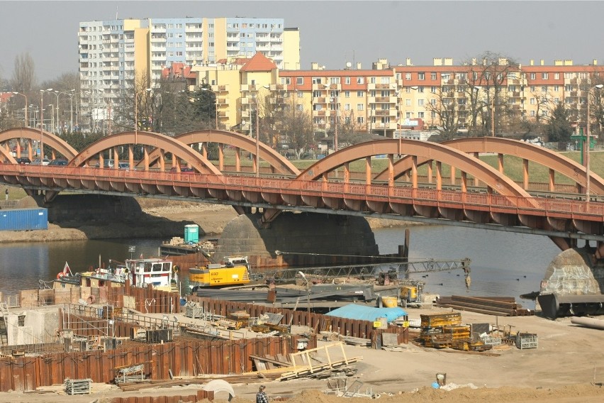 Most Trzebnicki się sypie. Urzędnicy: To skutki remontu (ZDJĘCIA)