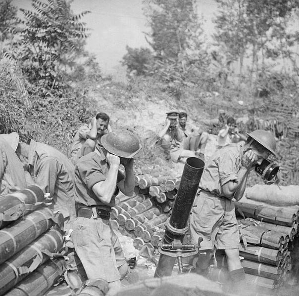 Brytyjski moździerz ostrzeliwuje pozycje niemieckie