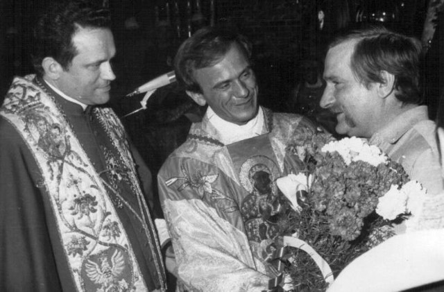 Od lewej: ks. Henryk Jankowski, ks. Jerzy Popiełuszko, Lech Wałęsa