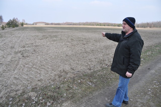 - Na tej działce w Cukrówce ma powstać ferma norek - wskazuje radny gminy Chlewiska Andrzej Salamaga, który pochodzi z tej miejscowości.